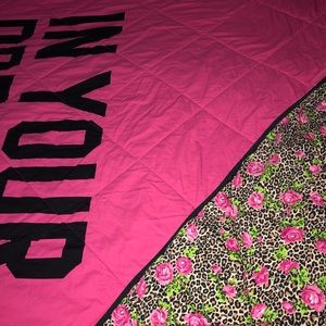 VS Pink comforter and sheet set. For @showme1616
